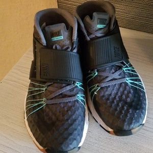 NIKE RUNNING SHOE SIZE 8